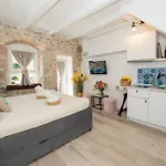True Colors Apartment Split